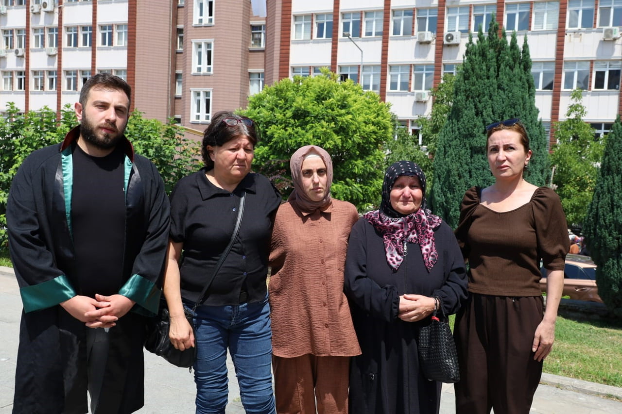 HEDİYE ÖNDER (ORTADA), AİLESİ VE AVUKAT TUNAHAN GÖK (SOLDA)