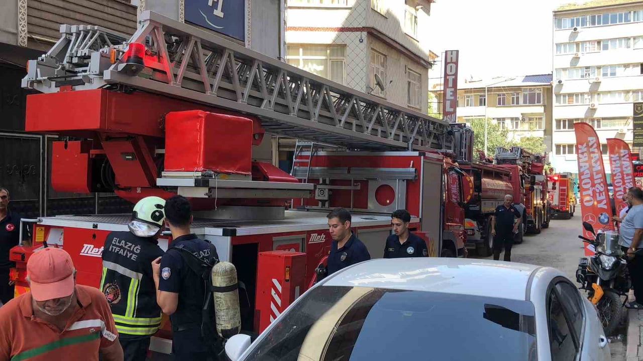 HENÜZ BİLİNMEYEN BİR NEDENLE LOKANTAYA AİT BACA KISMINDA YANGIN ÇIKTI. DUMANLARI FARK EDEN...