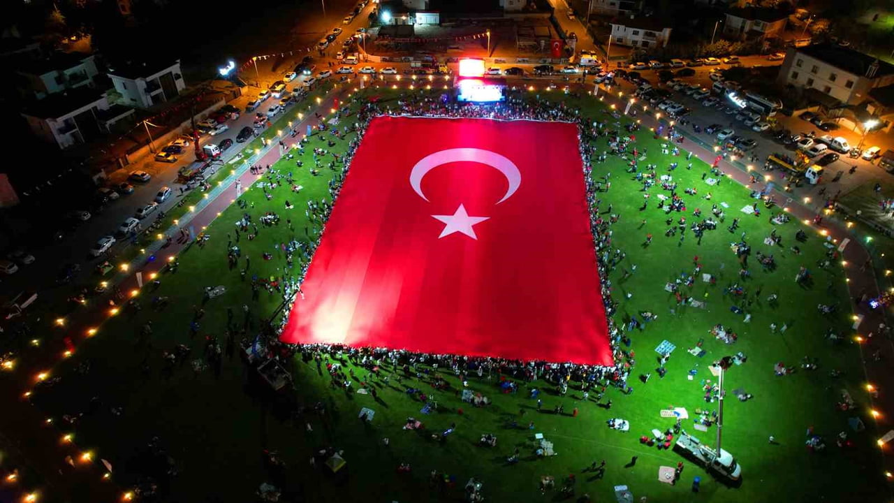 HER YIL 15 TEMMUZ’DA TALAS BELEDİYESİ ÖNCÜLÜĞÜNDE AÇILAN DÜNYANIN EN BÜYÜK TÜRK BAYRAĞI YÜREKLERİ...
