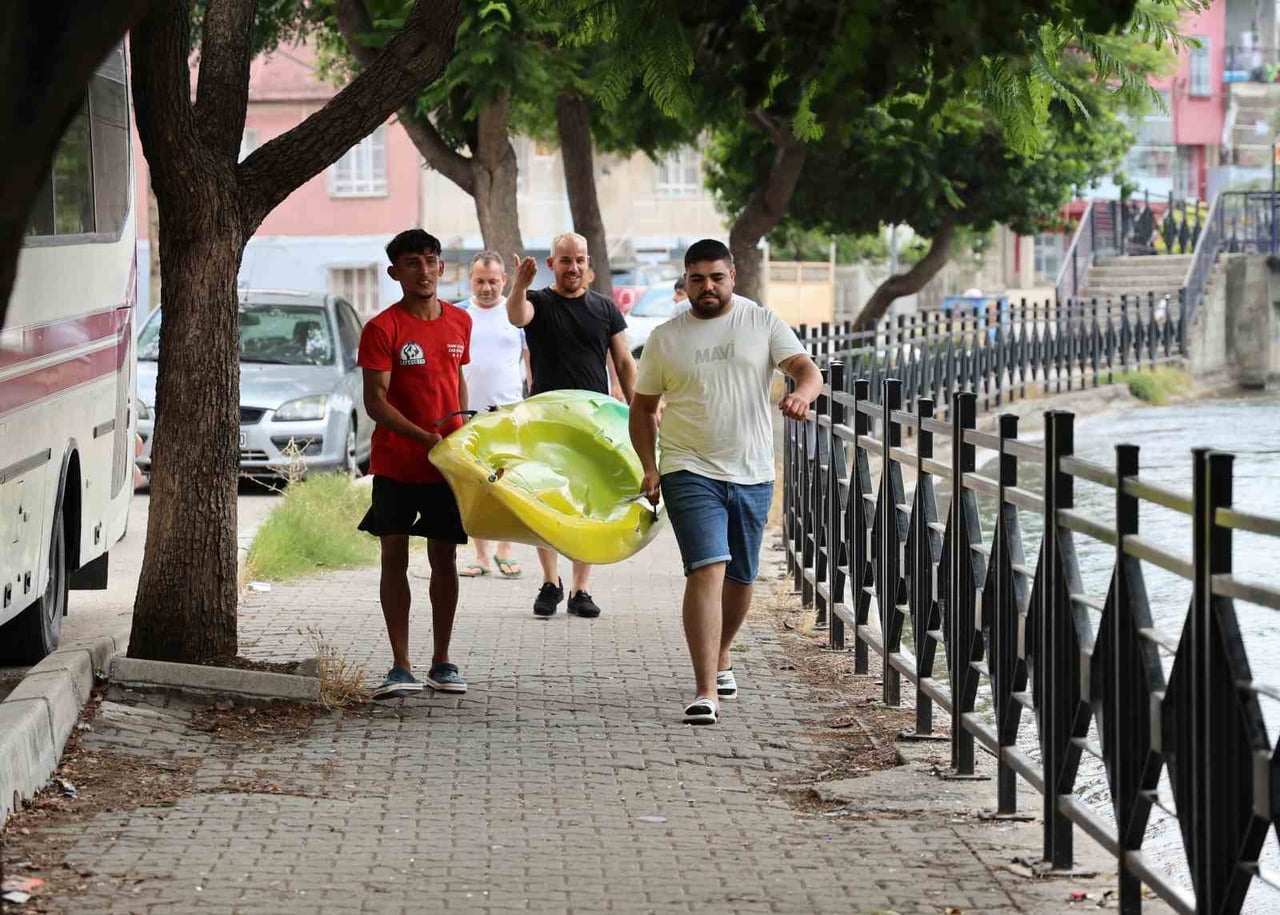 HER YIL YAŞANAN BOĞULMA VAKALARINDAN ENDİŞE DUYAN MAHALLE SAKİNLERİ İSE GÖNÜLLÜ ‘CANKURTARAN’...