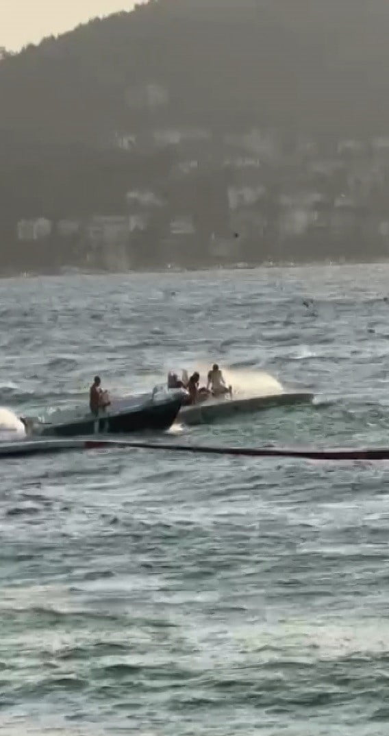 HEYBELİADA SU SPORLARI KULÜBÜ AÇIKLARINDA RÜZGARIN ETKİSİYLE HALATLARI KOPAN YÜZEN PLATFORM...