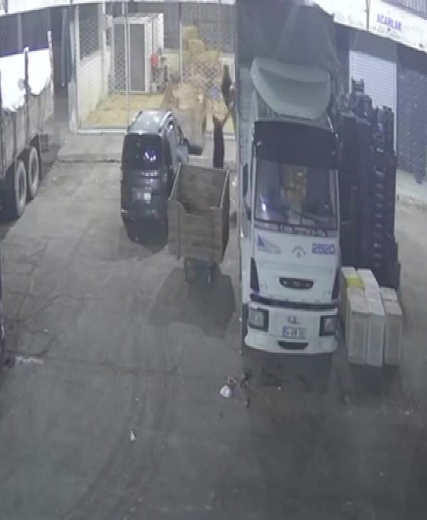HIRSIZLIK ANLARI GÜVENLİK KAMERALARINA YANSIDI.
