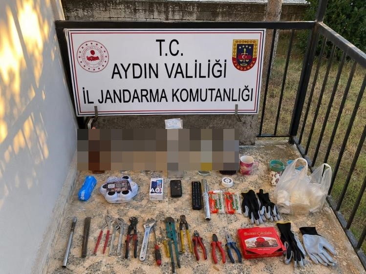 HIRSIZLIK YAPARKEN SUÇÜSTÜ YAKALANDILAR