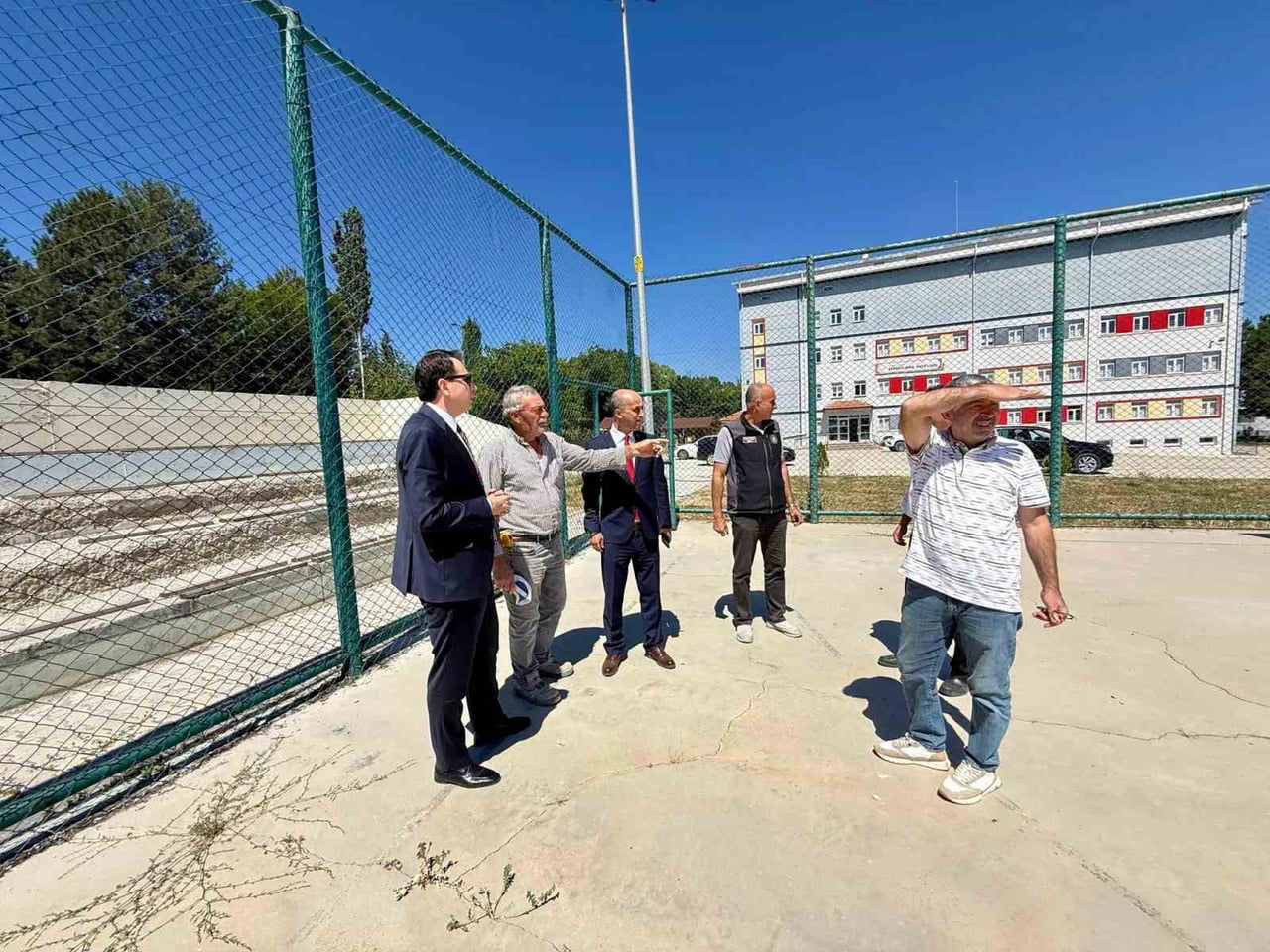 HİSARCIK'TA OKUL SPOR ALANLARI YENİLENİYOR