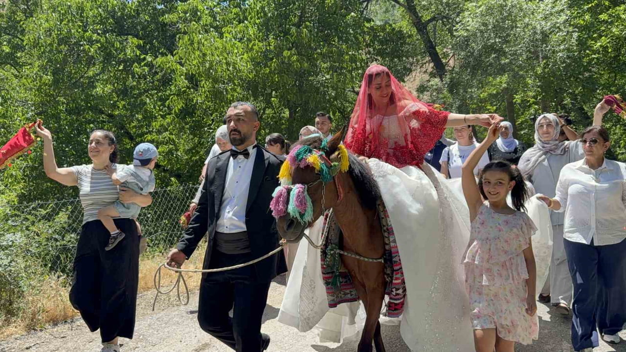HİZAN İLÇESİNİN SÜTTAŞI KÖYÜNDE SÜSLENEN ATA BİNEN GELİN, DAMAT TARAFINDA KÖYDE...