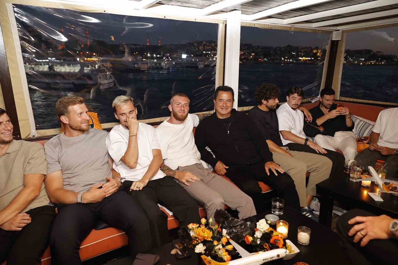 HULL CİTY'NİN FUTBOLCULARI VE TEKNİK EKİBİ, KULÜP SAHİBİ ACUN ILICALI'NIN DAVETİYLE İSTANBUL...
