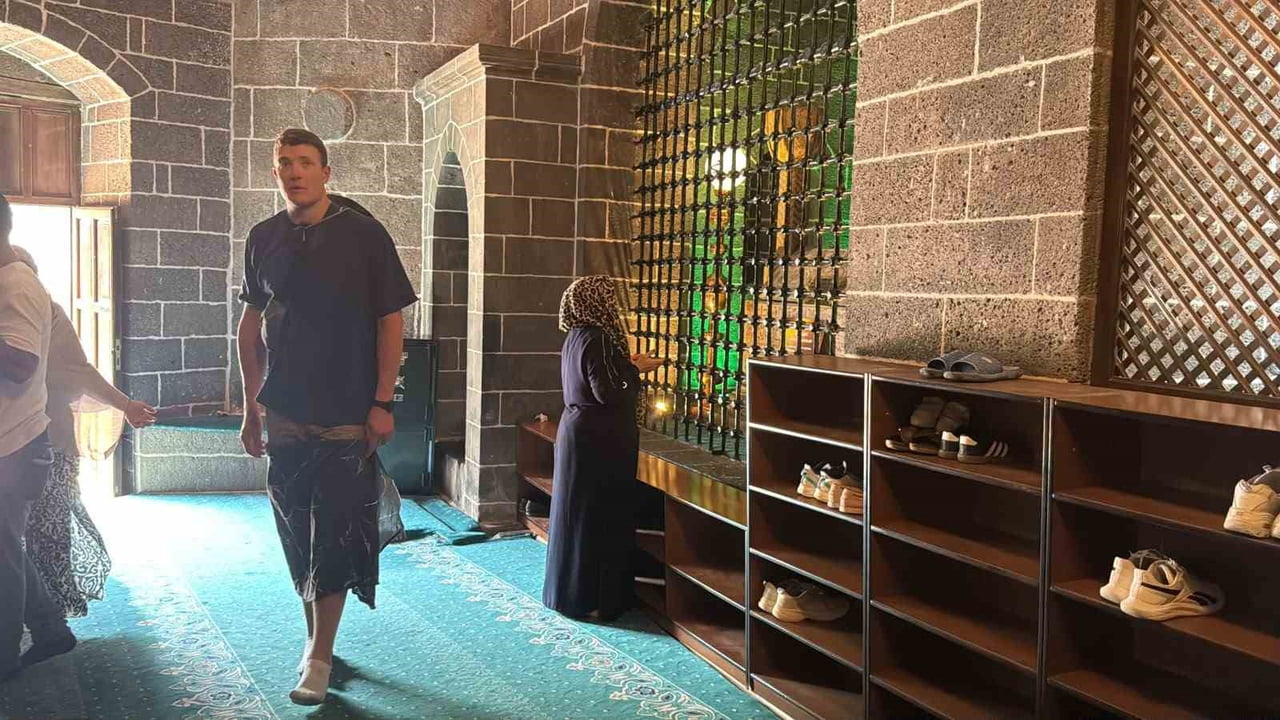 HZ. SÜLEYMAN CAMİSİNE GELEN FRANSIZ TURİST, CAMİ ADABINA UYGUN HAREKET ETMEK İÇİN KADINLAR İÇİN...