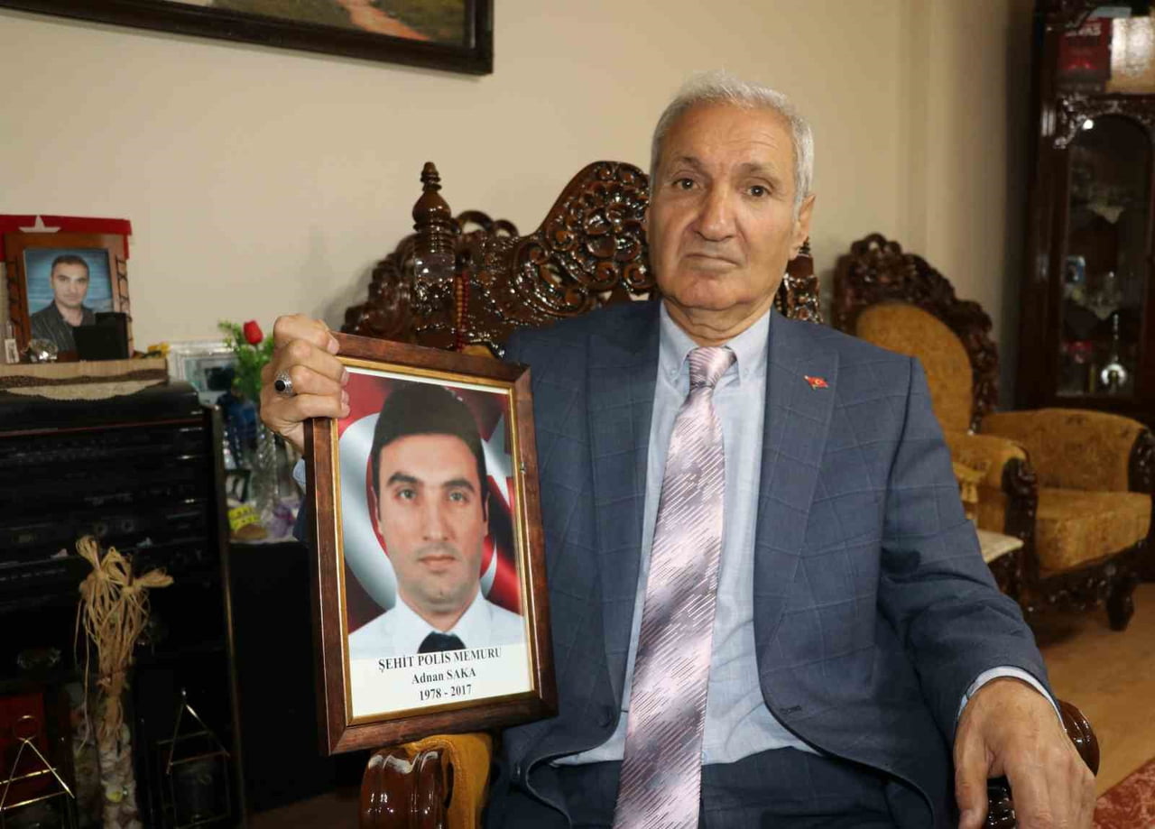 İBRAHİM SAKA, ŞEHİT POLİS MEMURU OĞLU ADNAN SAKA'NIN ÇEKİLEN FOTOĞRAFINI ÖZENLE SAKLIYOR.