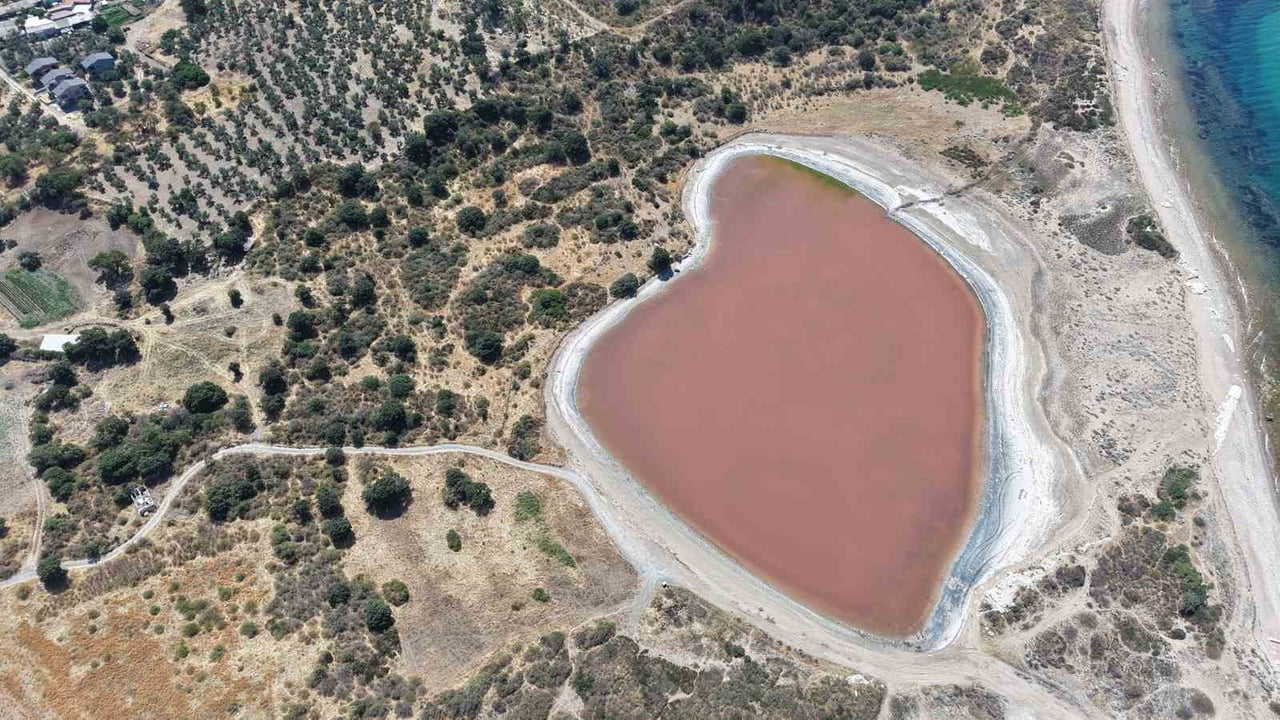 İÇERİSİNDEKİ TUZLU SU DA YILIN BELLİ DÖNEMLERİNDE PEMBE RENGE DÖNÜŞÜNCE ORTAYA KALPLİ PEMBE GÖL...