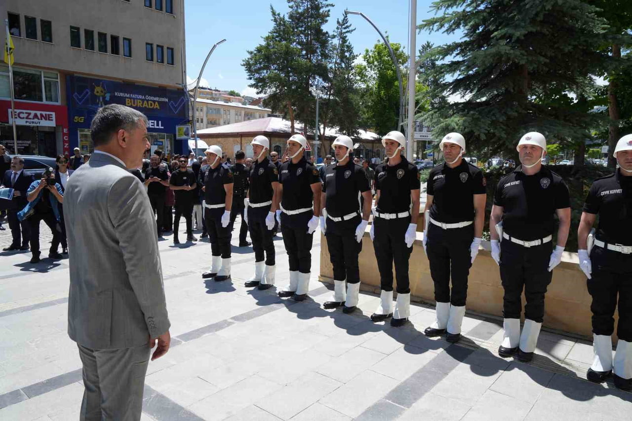 İÇİŞLERİ BAKANI MUSTAFA ÇİFTÇİ, ÇEŞİTLİ PROGRAMLARA KATILMAK ÜZERE BAYBURT'A GELDİ