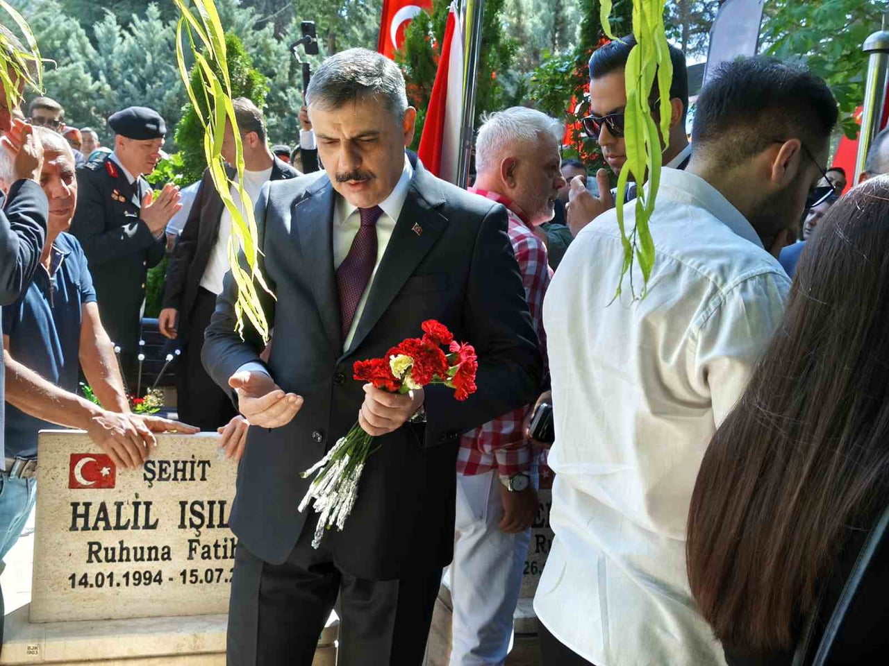 İÇİŞLERİ BAKANI MUSTAFA ÇİFTÇİ, KARŞIYAKA MEZARLIĞI'NDA BULUNAN 15 TEMMUZ ŞEHİTLİĞİNDEKİ ANMA...