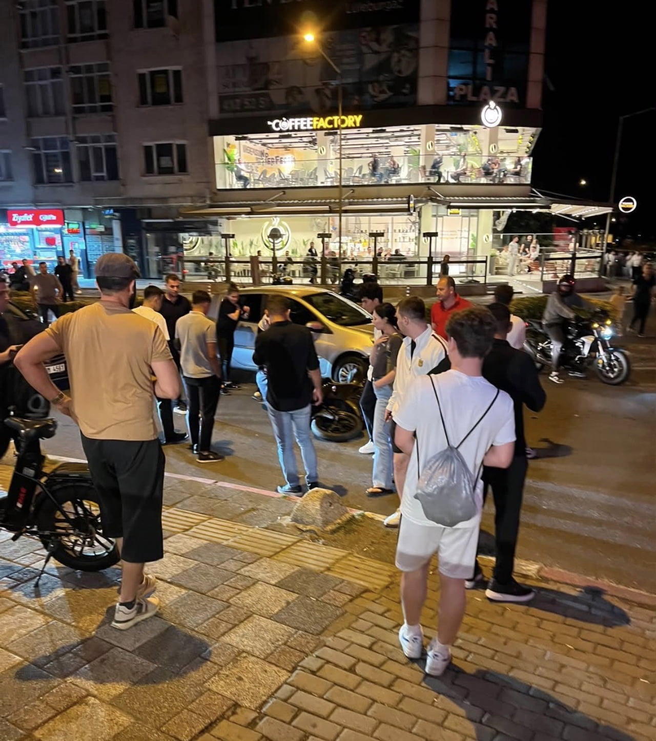 İDDİAYA GÖRE OTOMOBİLDE İKİ KADIN BULUNURKEN, MOTOSİKLETİ BİR ERKEK SÜRÜCÜNÜN KULLANDIĞI...