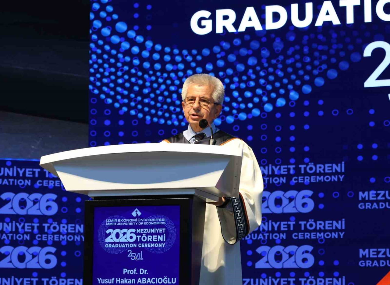 İEÜ REKTÖRÜ PROF. DR. YUSUF HAKAN ABACIOĞLU
