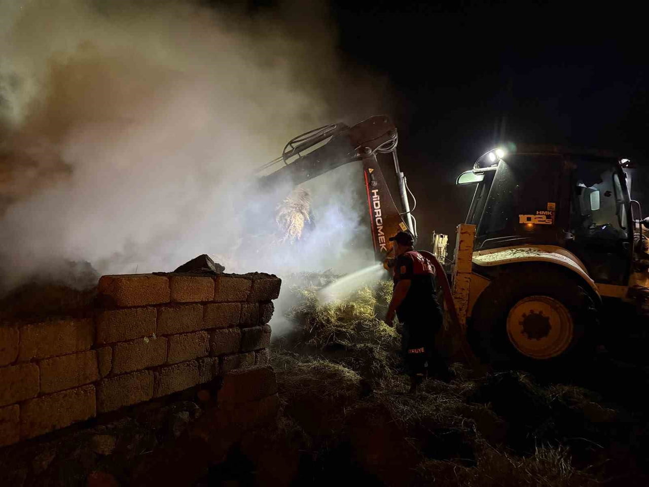 IĞDIR'DA 2 BİN BALYA ALEVLERE TESLİM OLDU