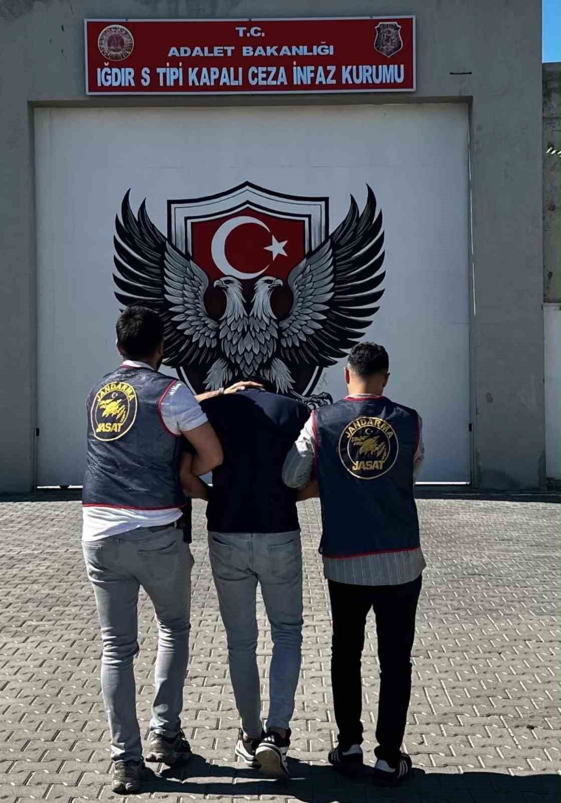 IĞDIR'DA 36 YIL 11 AY HAPİS CEZASI BULUNAN FİRARİ YAKALANDI