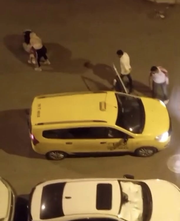 IĞDIR'DA ALKOLLÜ OLDUKLARI İDDİA EDİLEN 3 KADIN ARASINDA ÇIKAN KAVGA CEP TELEFONU KAMERASINA...