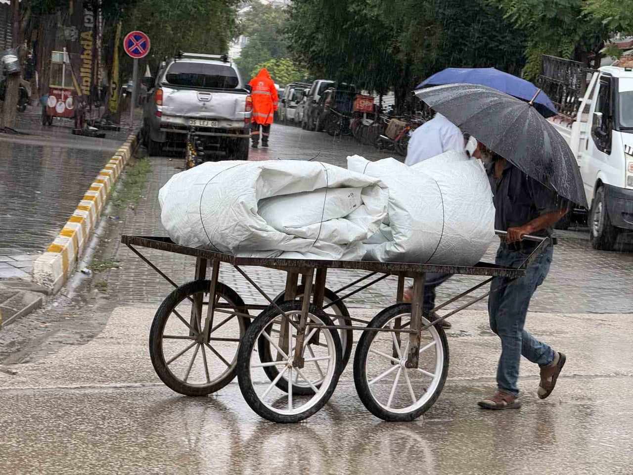 IĞDIR'DA ETKİLİ OLAN SAĞANAK YAĞIŞ, KENT MERKEZİ İLE BAZI KÖYLERDE GÜNLÜK YAŞAMI OLUMSUZ...