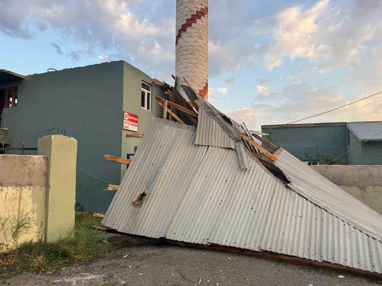 IĞDIR'DA FIRTINA CAMİ ÇATISINI UÇURDU
