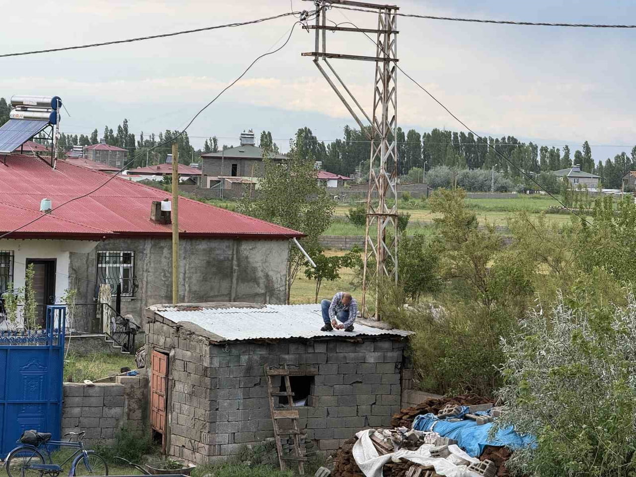 IĞDIR'DA FIRTINA HAYATI OLUMSUZ ETKİLEDİ: ÇATILAR UÇTU, YÜKSEK GERİLİM DİREKLERİ İKİYE...