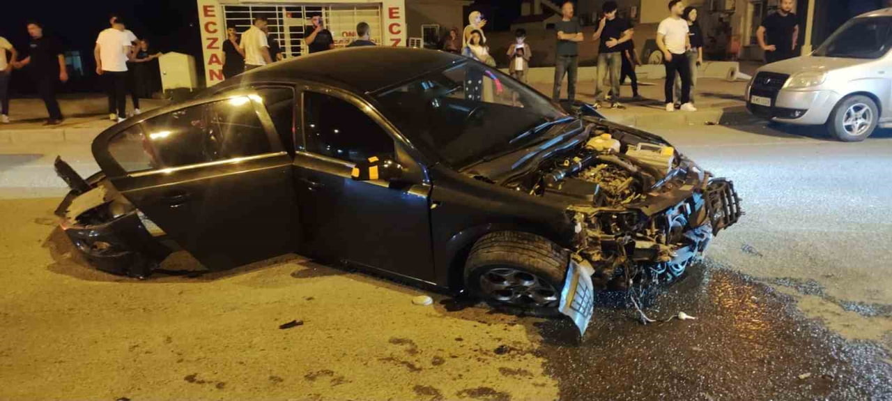 IĞDIR'DA GECE SAATLERİNDE MEYDANA GELEN TRAFİK KAZASINDA, KONTROLDEN ÇIKAN OTOMOBİL ORTA REFÜJDEKİ...