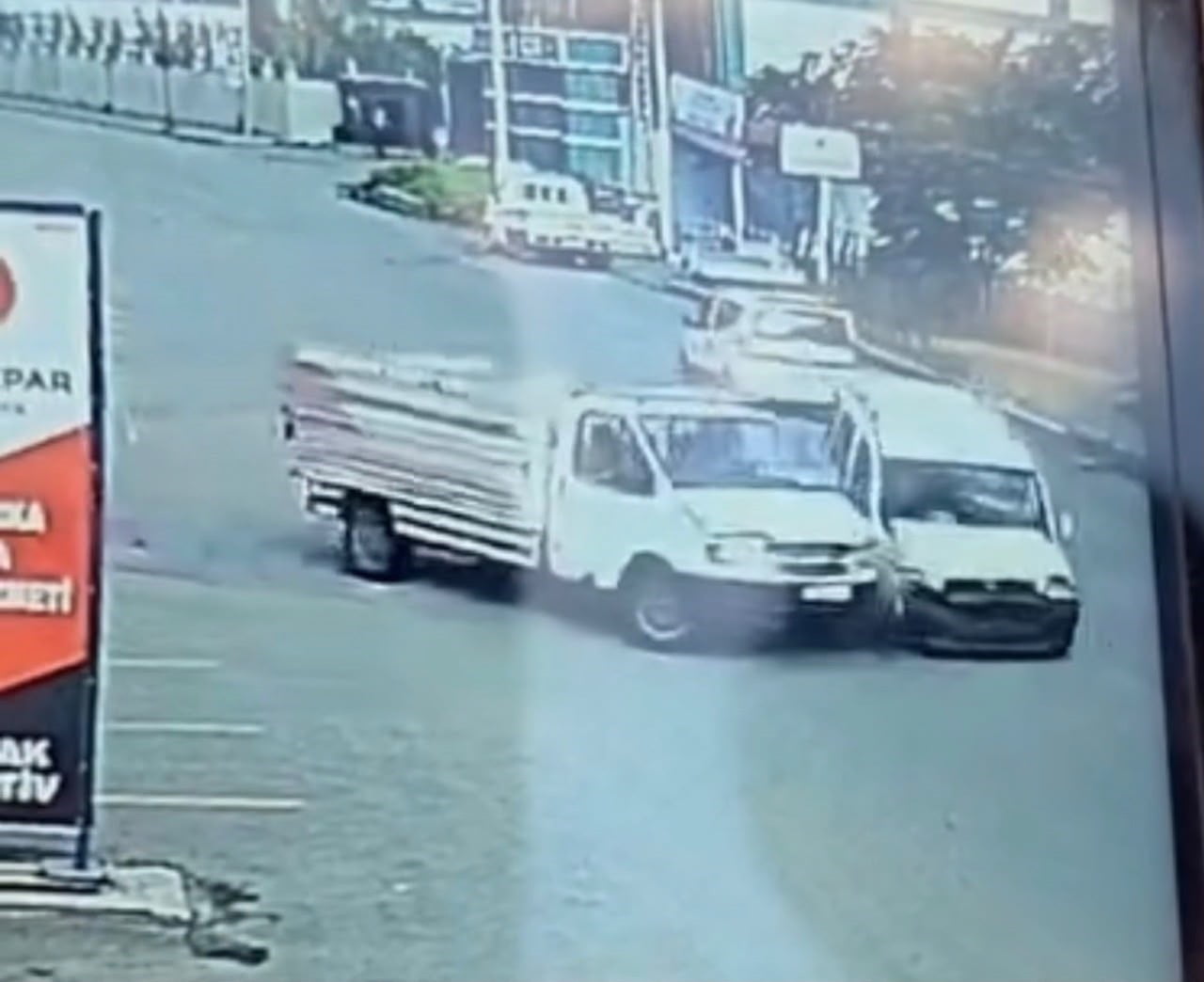 IĞDIR'DA KAMYONET İLE HAFİF TİCARİ ARAÇ ÇARPIŞTI: KAZA KAMERADA