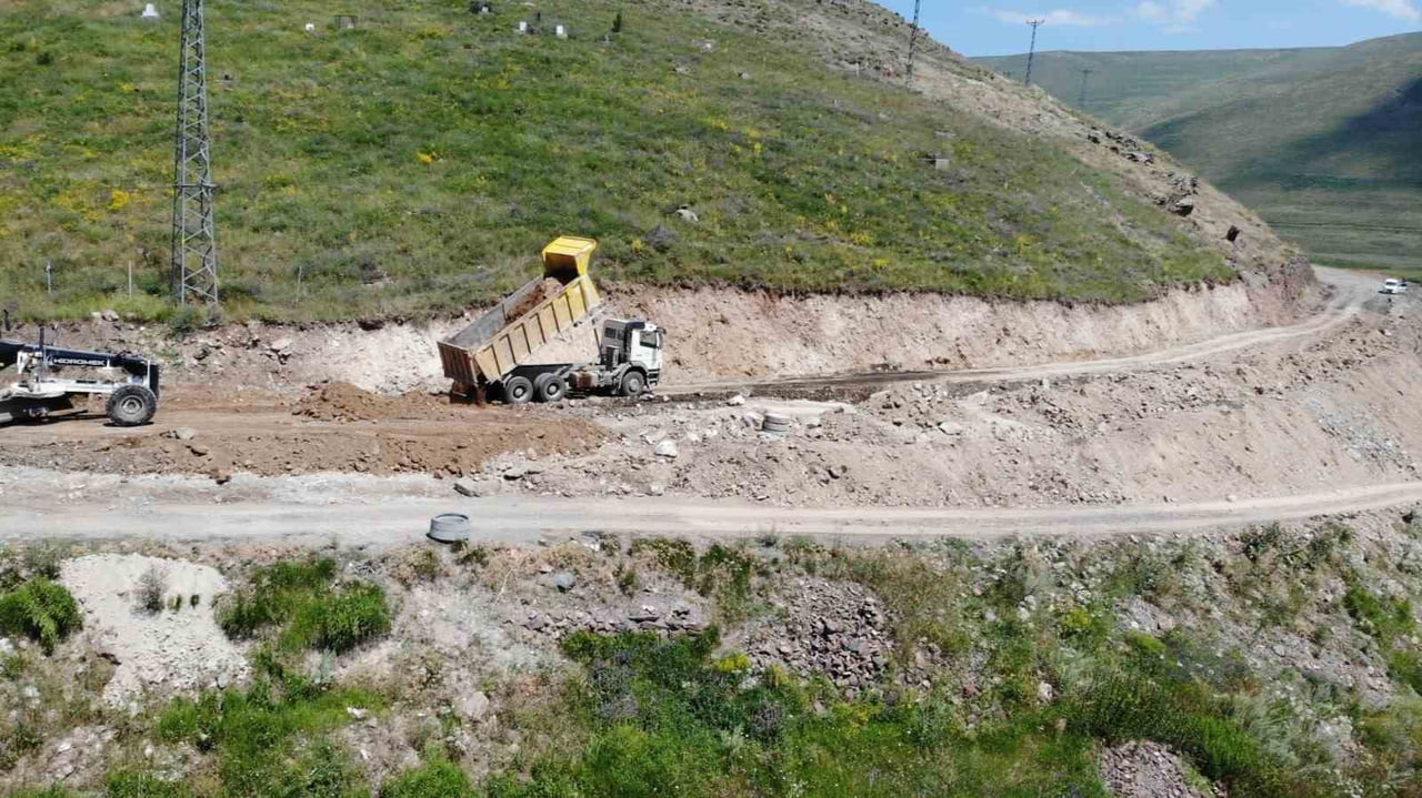 IĞDIR İL ÖZEL İDARESİ YOL VE ULAŞIM HİZMETLERİ MÜDÜRLÜĞÜ EKİPLERİ, TUZLUCA İLÇESİNE BAĞLI...