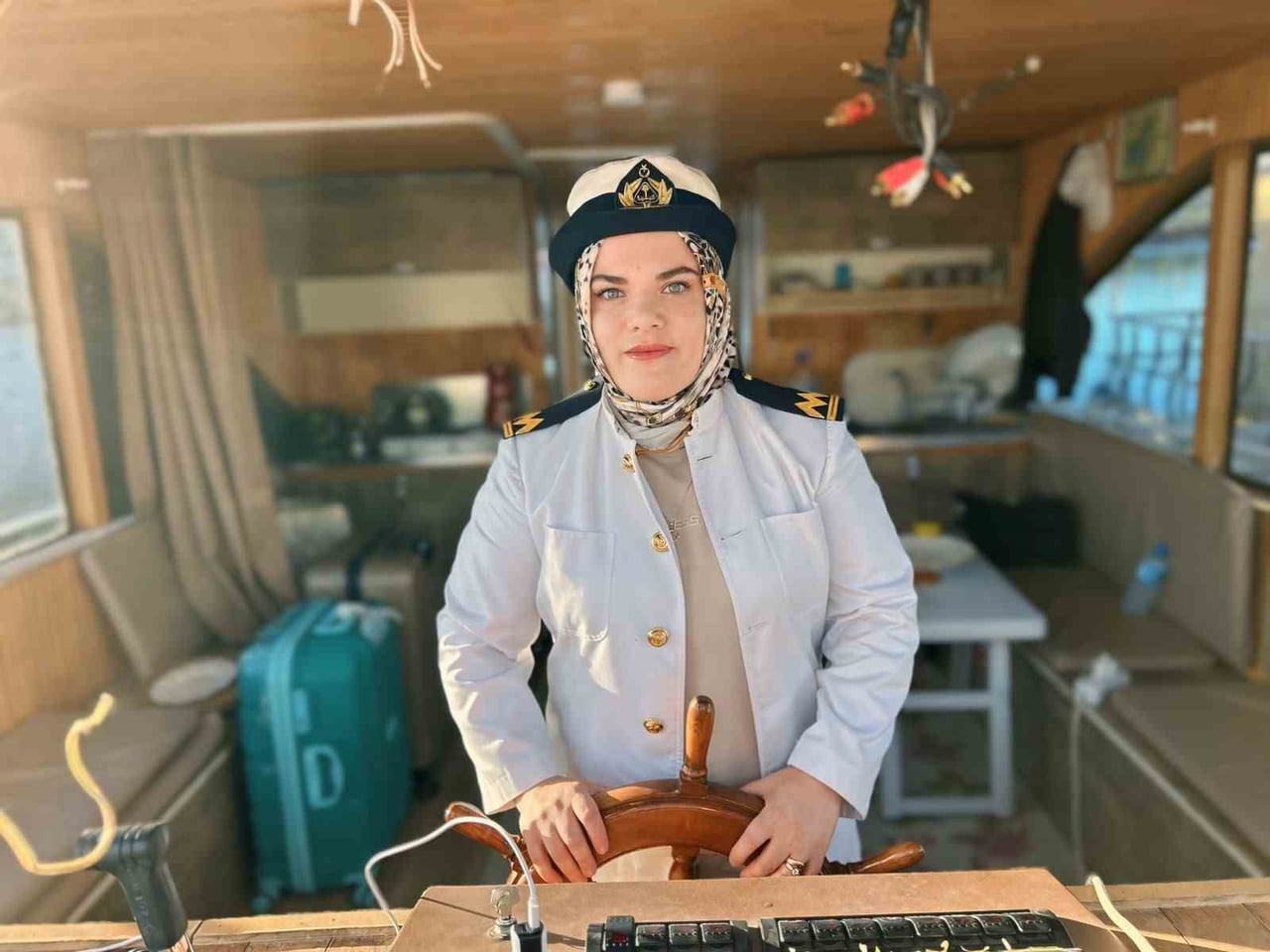 İHA MUHABİRİNE KONUŞAN VAN GÖLÜ'NÜN İLK KADIN KAPTANI YILDIZ ÖZDEMİR, KAYINPEDERİNİN EMEKLİ...