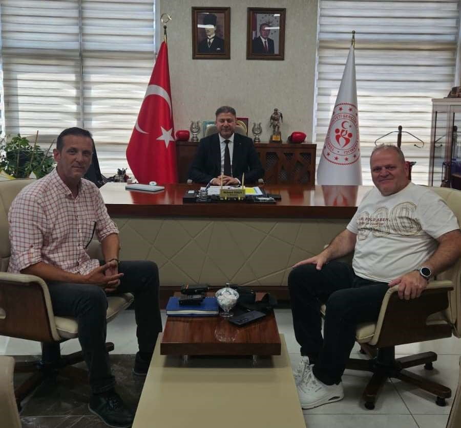 İHAKUT HAVACILIK SPOR KULÜBÜ BAŞKANI ZAFER YILMAZ (SAĞDAKİ) BERABERİNDEKİ GENEL KOORDİNATÖR OKAY...