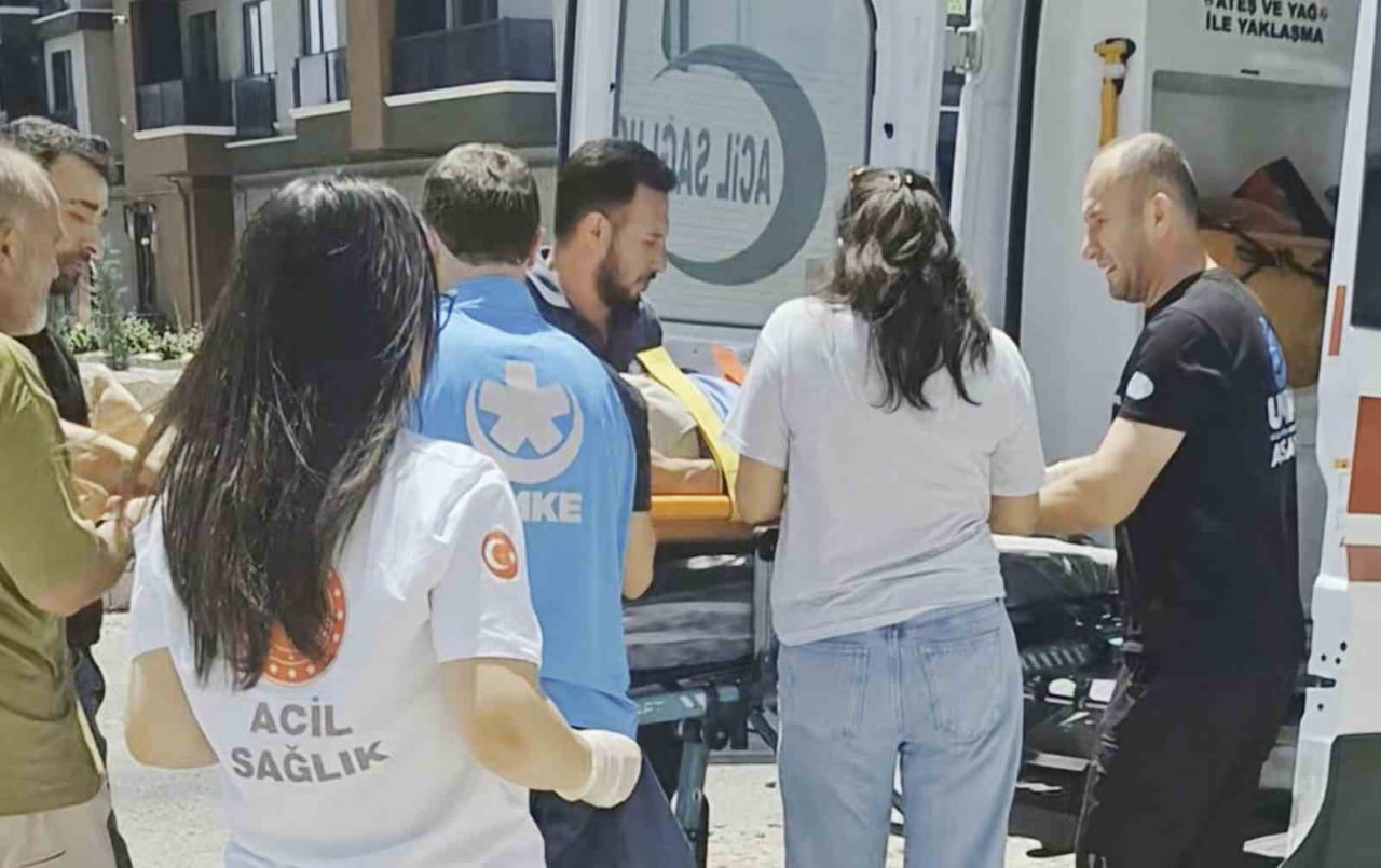 İHBAR ÜZERİNE ADRESE ULAŞAN SAĞLIK EKİPLERİ YARALIYA İLK MÜDAHALEYİ OLAY YERİNDE YAPTI.