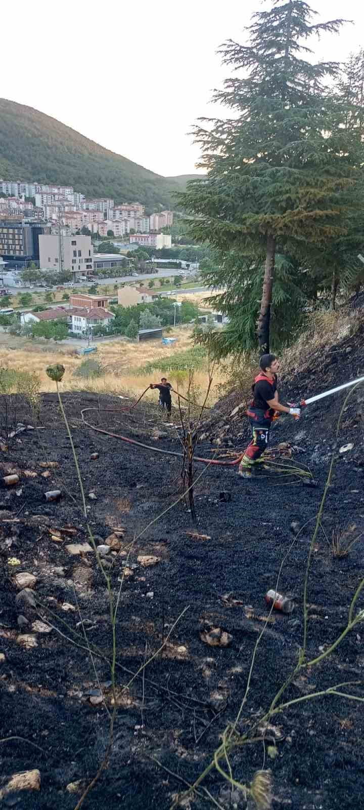 İHBAR ÜZERİNE BÜYÜKŞEHİR BELEDİYESİ İTFAİYESİ YANGINA 4 ARAÇ VE 9 PERSONEL İLE MÜDAHALE ETTİ. KISA...