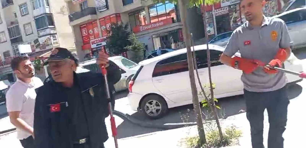 İHBAR ÜZERİNE KISA SÜREDE OLAY YERİNE GELEN EKİPLER, ÖZEL YAKALAMA APARATIYLA KERTENKELEYİ...