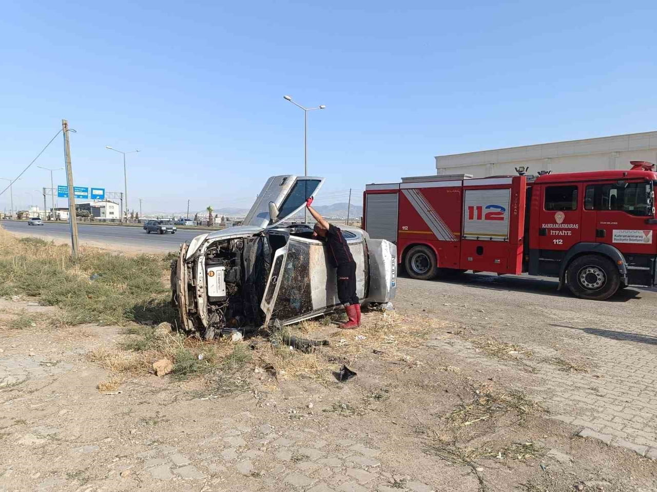 İHBAR ÜZERİNE OLAY YERİNE İTFAİYE, SAĞLIK VE JANDARMA EKİPLERİ SEVK EDİLDİ. ARAÇTA SIKIŞAN 2...