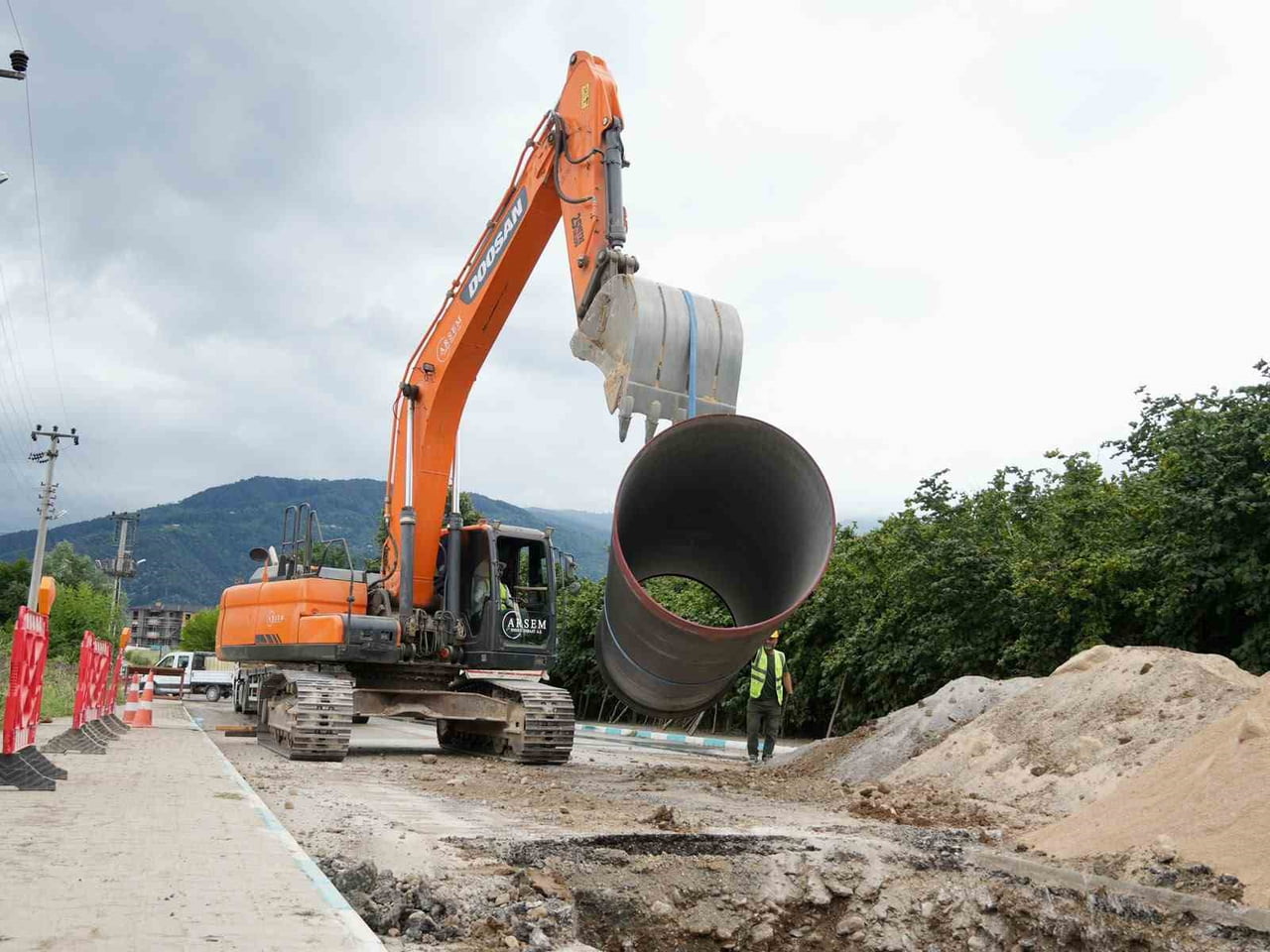 İKİ AYRI NOKTADA DEVAM EDEN ÇALIŞMALARDA, 1600 MİLİMETRE ÇAPINDAKİ ANA İSALE HATTI BORULARININ...