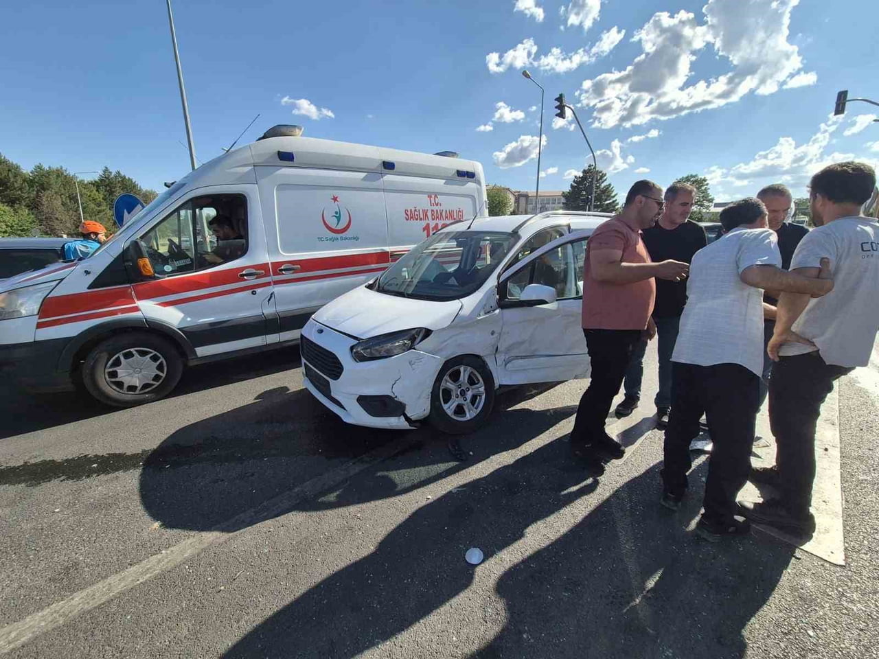 İKİ OTOMOBİL ÇARPIŞTI: 2 YARALI