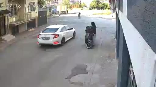 İki sokak kesişiminde motosiklet, bisikletli çocuğa böyle çarptı