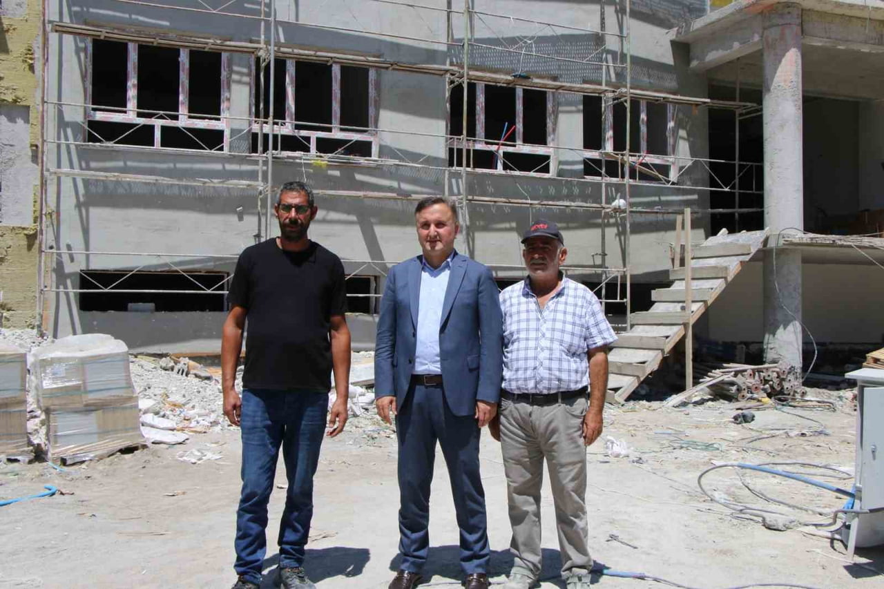 İL MİLLİ EĞİTİM MÜDÜRÜ COŞKUN ESEN (ORTADA), AHMET KİRAZGİLLER İLKOKULU'NUN İNŞAATINDA...