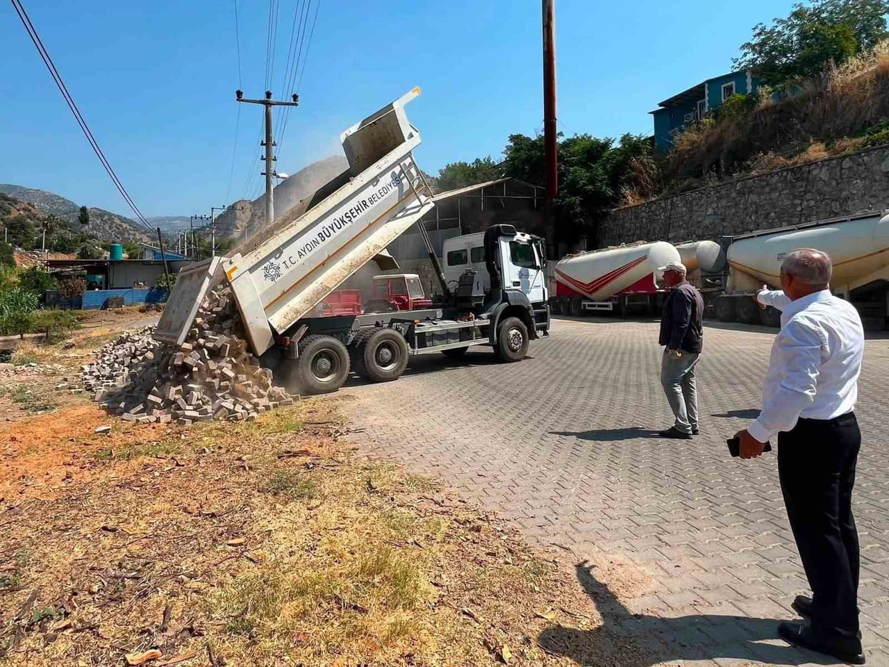 İLÇE GENELİNDE DEVAM EDEN YOL BAKIM, ÇEVRE DÜZENLEME VE ALTYAPI ÇALIŞMALARINI YERİNDE İNCELEYEN...