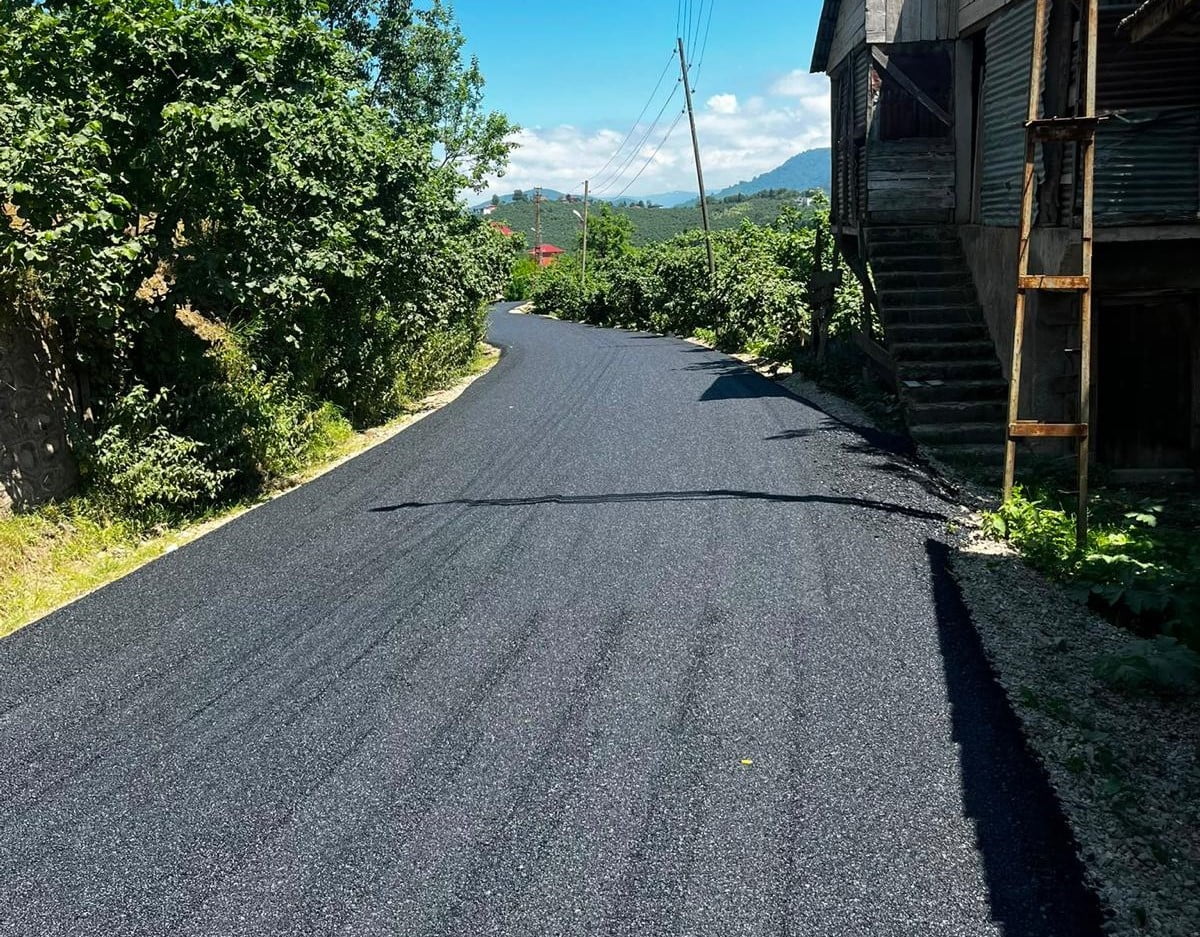 İLÇE GENELİNDE YOL YATIRIMLARININ SÜRDÜĞÜNÜ AKTARAN TÜRKCAN, 41 MAHALLEDE TOPLAM 41 KİLOMETRELİK...