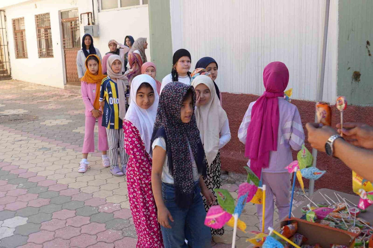 İLÇE GENELİNDEKİ CAMİLERİ TEK TEK ZİYARET EDEN BELEDİYE EKİPLERİ, ÇOCUKLARA ÇEŞİTLİ İKRAMLAR VE...
