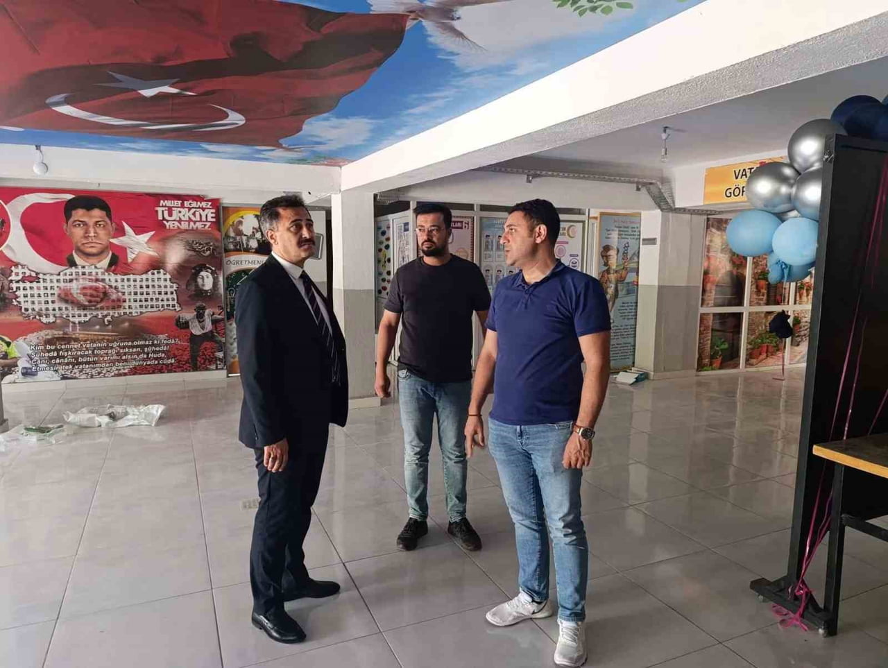 İLÇE MİLLÎ EĞİTİM MÜDÜRÜ MEHMET ALİ KELEŞ (SOLDA) HAZIRLIK ÇALIŞMALARI KAPSAMINDA İLÇEDE YER ALAN...