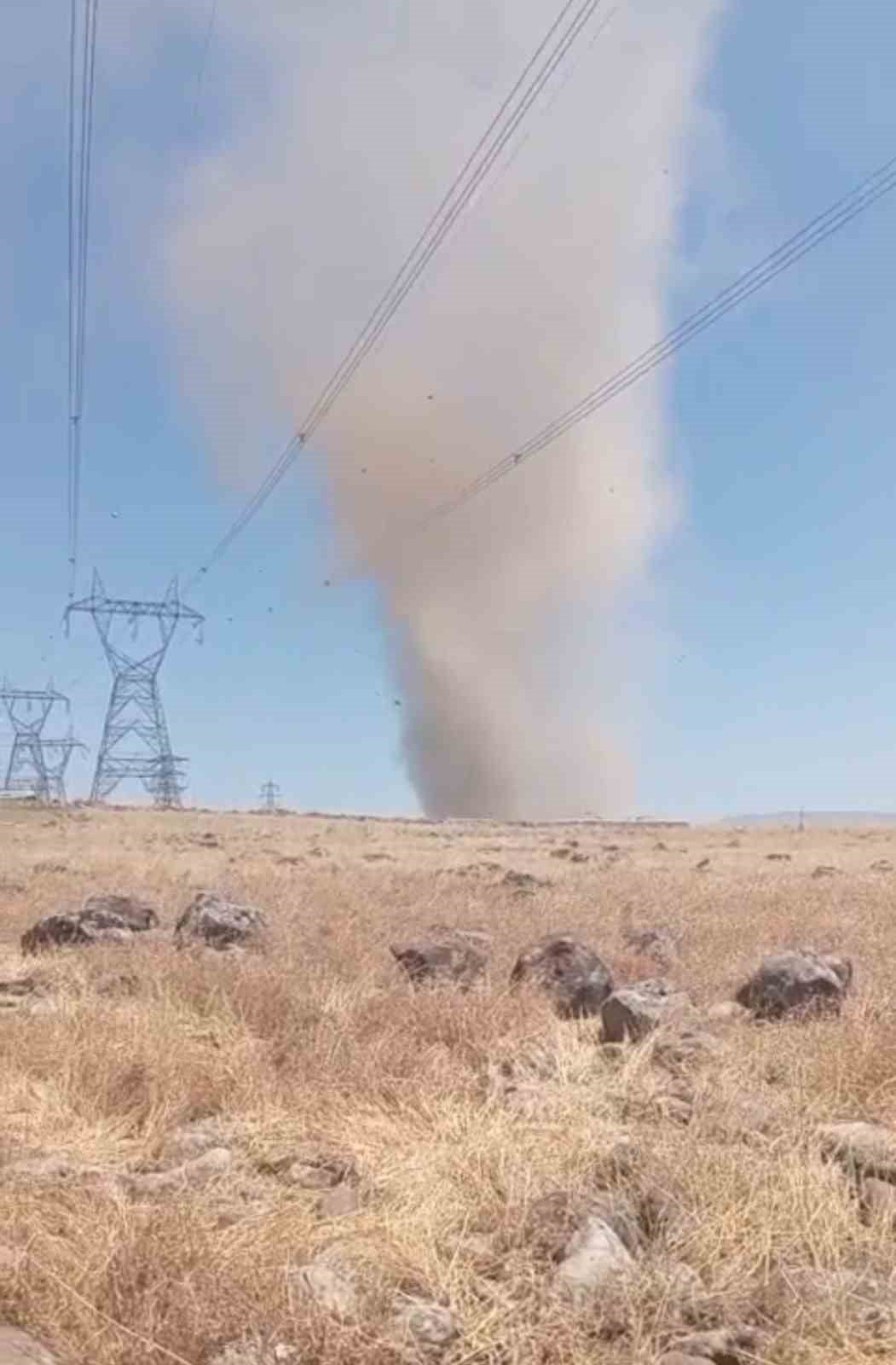 İLÇENİN DAĞLIK ALANIMDA  ETKİLİ OLAN HORTUM, GÖKYÜZÜNDE YÜKSELEREK DİKKAT ÇEKERKEN, O ANLAR  CEP...