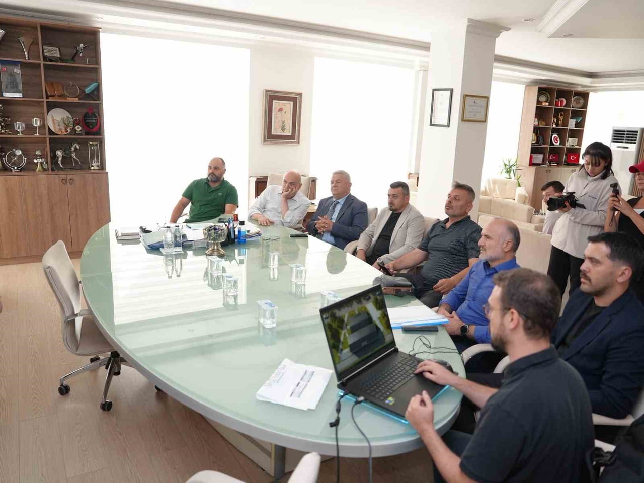 İLÇEYE MODERN BİR TİCARET VE YAŞAM ALANI KAZANDIRACAK PROJE, DÜZENLENEN TOPLANTIDA TÜM...