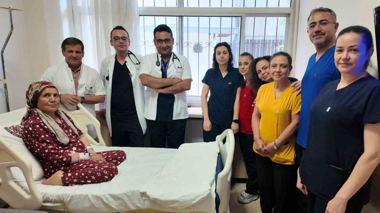 İLERİ DERECEDE AORT KAPAK DARLIĞI YAŞAYAN YÜKSEK RİSKLİ HASTA RAZİYE ÇELİK (68), EGE...