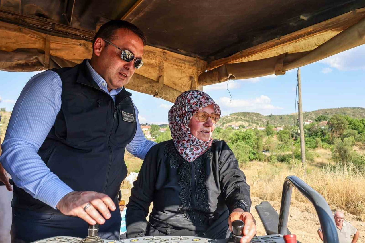 İLK ASFALTI VALİ SÖZER VE 73 YAŞINDAKİ EMİN KARA DÖKTÜ.
