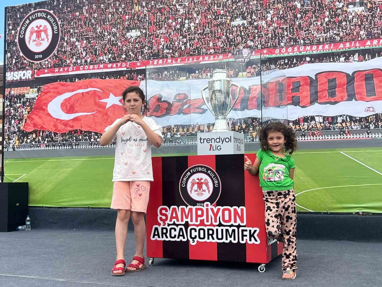 İLK KEZ KUPAYLA BULUŞAN MİNİK TARAFTARLAR HATIRA FOTOĞRAFI ÇEKTİRDİ.