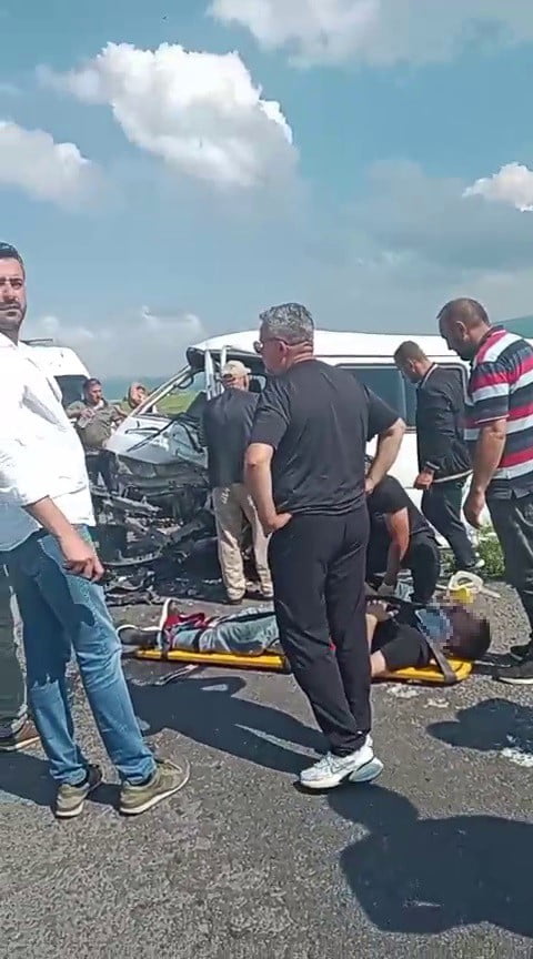 İLK MÜDAHALELERİ OLAY YERİNDE YAPILAN YARALILAR AMBULANSLA TEDAVİ EDİLMEK ÜZERE ARDAHAN DEVLET...