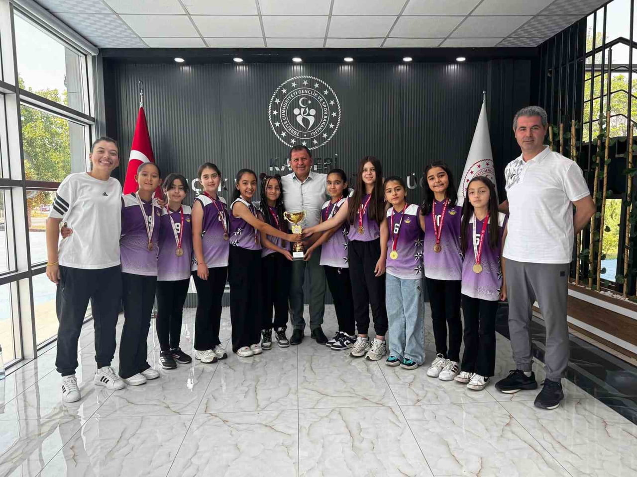 İLK SEZONUNDA U-10 KIZ BASKETBOL KATEGORİSİNDE KAYSERİ ŞAMPİYONU OLAN GENÇLİK ERVA SPOR KULÜBÜ KIZ...