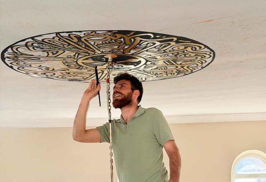 İMAMIN SANAT SEVGİSİ CAMİYE YANSIDI