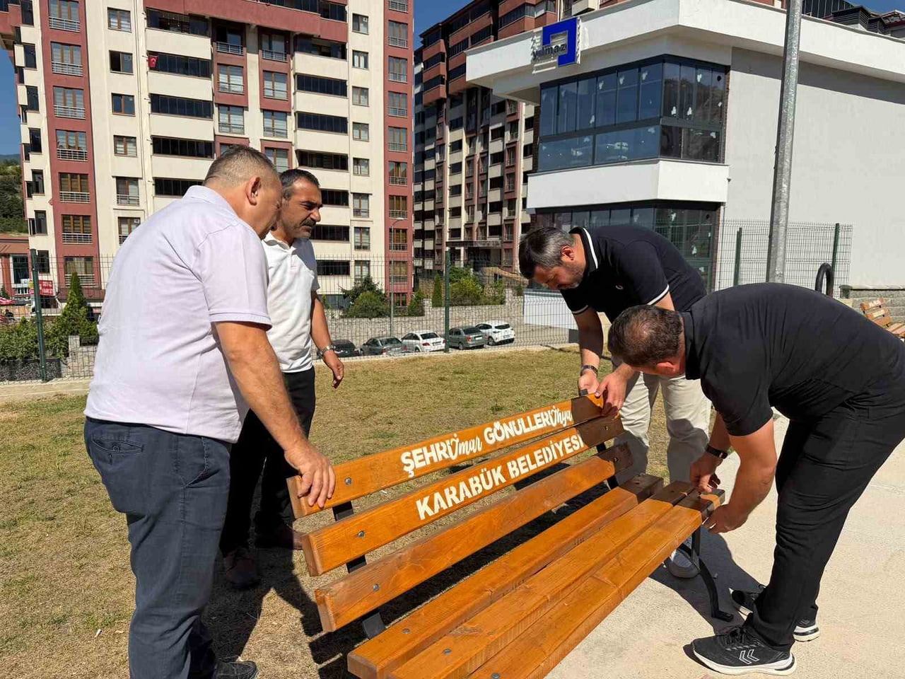 İNCELEMELER SIRASINDA PARKTAKİ BANKLARIN ZARAR GÖRDÜĞÜNÜ FARK EDEN ÇETİNKAYA, KAMU MALINA ZARAR...