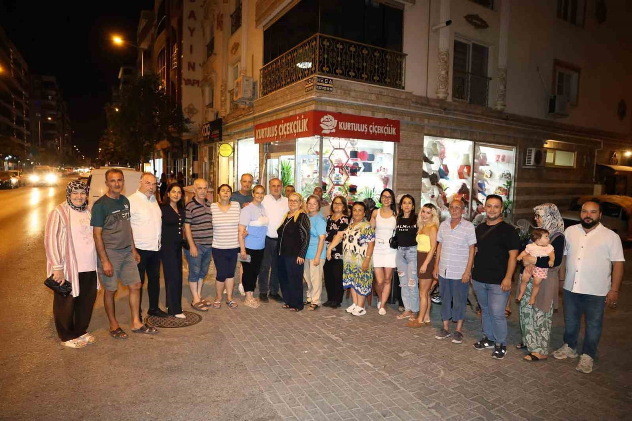 İNCİRLİOVA BELEDİYE BAŞKANI AYTEKİN KAYA, CUMHURİYET MAHALLESİ'NDE VATANDAŞLARLA BİR ARAYA GELEREK...